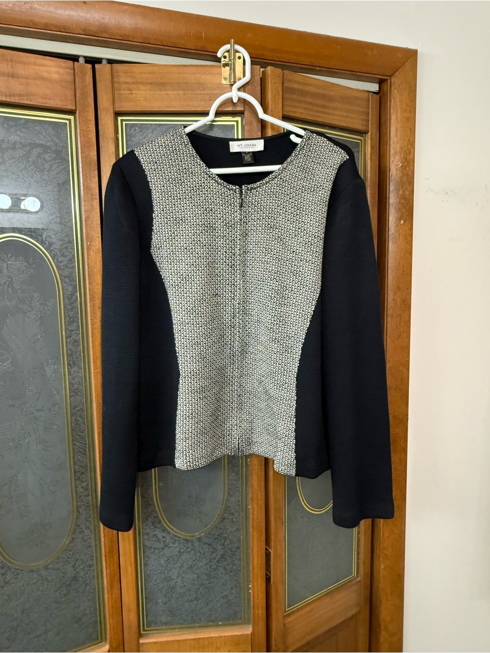 ST. john Collection Ladies Black & Ivory Tweed Zip Front Jacket, EUC
